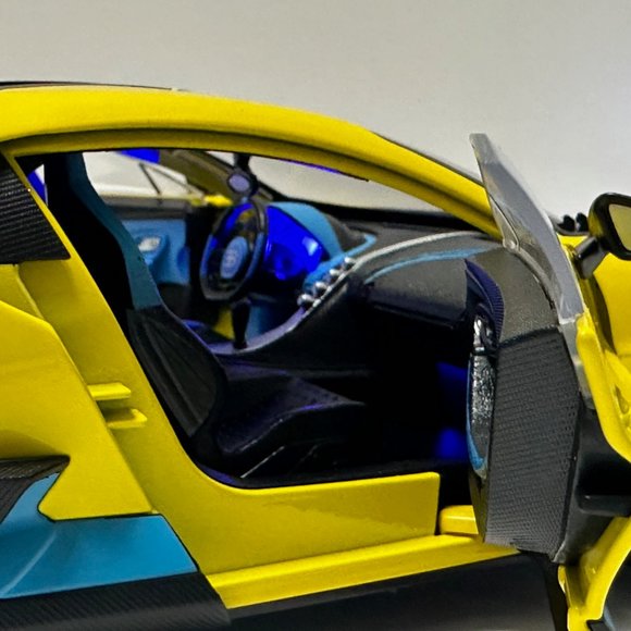 1:18 Bugatti Divo Metal Diecast With LED headlight & Taillight Yellow - Picture 5 of 8